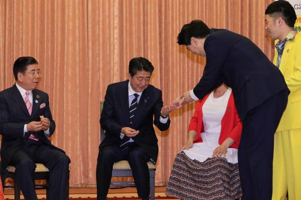 安倍首相、自身のモノマネ芸人に「複雑」 首相官邸によしもと軍団が襲来、伝統の“コケ芸”も披露