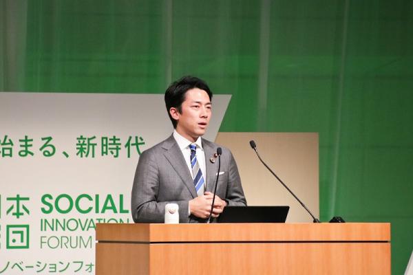 小泉進次郎環境相、第一子の未来案じ「海洋プラスチックゴミ」の撲滅訴える