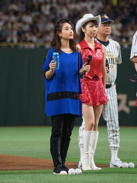 石原さとみ、『ドリームマッチ』始球式に登場 今年は番長直伝の「二段モーション」!