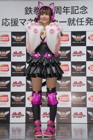 佐野ひなこ、セクシーキャラのコスプレに上機嫌!