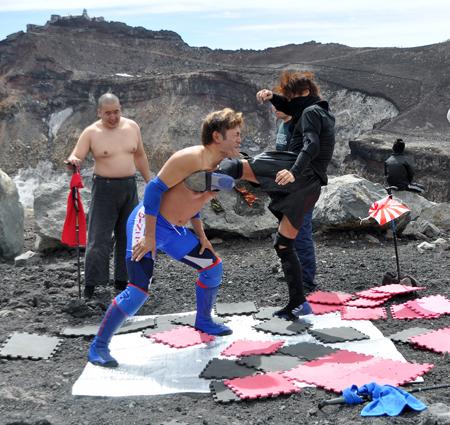 仰天! 「地下プロレス」が「霊峰富士山頂」にて「日本最高峰プロレス」!!