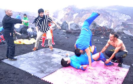 地下プロレスによる「富士山頂プロレス」ふたたび! 雷雨とヒョウの中試合強行で大荒れ!!
