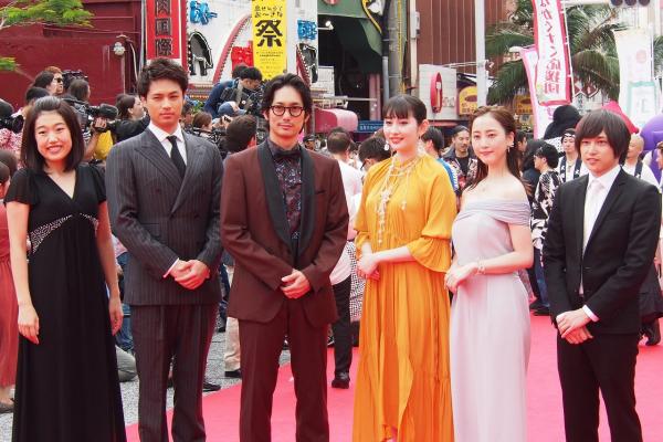 スター揃いのレッドカーペットで、一番人気はユーチューバー? 沖縄国際映画祭、受賞作決定!