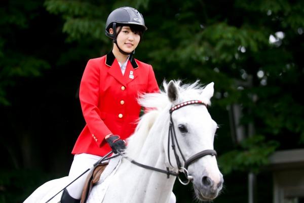 欅坂46の菅井友香、馬術スペシャルアンバサダーに就任! 乗馬コスも披露