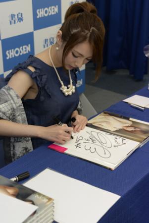 写真集「艶ジェル」発売記念イベントで見せた天海つばさのプロ根性