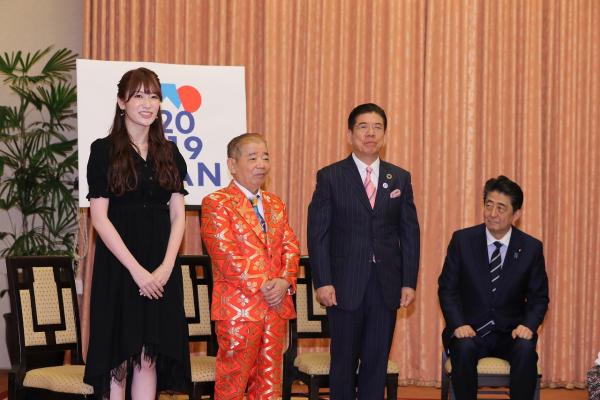 安倍首相、自身のモノマネ芸人に「複雑」 首相官邸によしもと軍団が襲来、伝統の“コケ芸”も披露