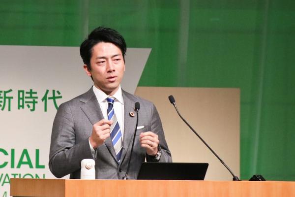 小泉進次郎環境相、第一子の未来案じ「海洋プラスチックゴミ」の撲滅訴える