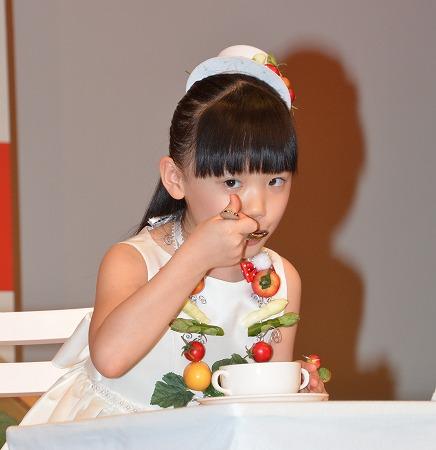 芦田愛菜ちゃんが「野菜をたくさん食べましょうね」と「愛菜の日」に大よろこび!
