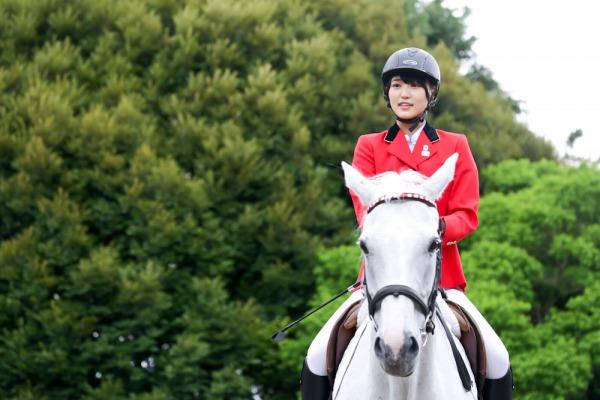 欅坂46の菅井友香、馬術スペシャルアンバサダーに就任! 乗馬コスも披露