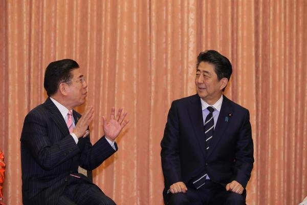安倍首相、自身のモノマネ芸人に「複雑」 首相官邸によしもと軍団が襲来、伝統の“コケ芸”も披露