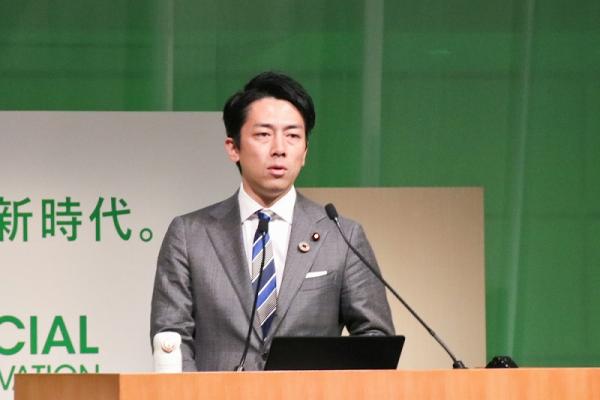 小泉進次郎環境相、第一子の未来案じ「海洋プラスチックゴミ」の撲滅訴える