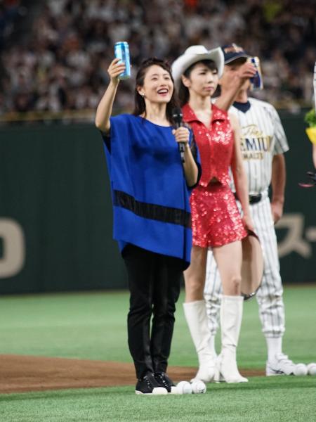 石原さとみ、『ドリームマッチ』始球式に登場 今年は番長直伝の「二段モーション」!