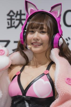 佐野ひなこ、セクシーキャラのコスプレに上機嫌!