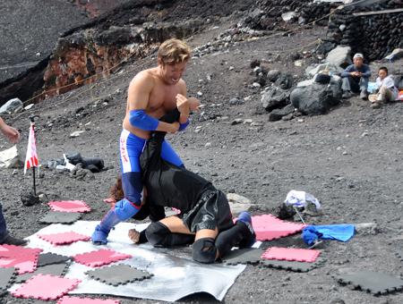 仰天! 「地下プロレス」が「霊峰富士山頂」にて「日本最高峰プロレス」!!