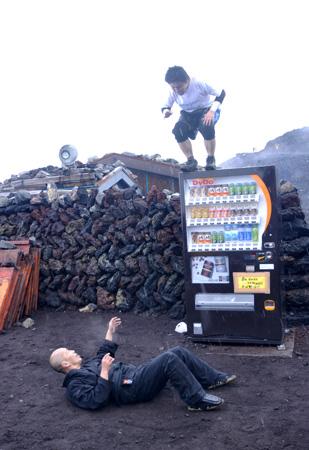 地下プロレスによる「富士山頂プロレス」ふたたび! 雷雨とヒョウの中試合強行で大荒れ!!