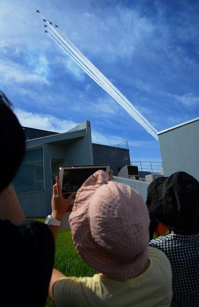 「海フェスタにいがた」でブルーインパルスが展示飛行を披露