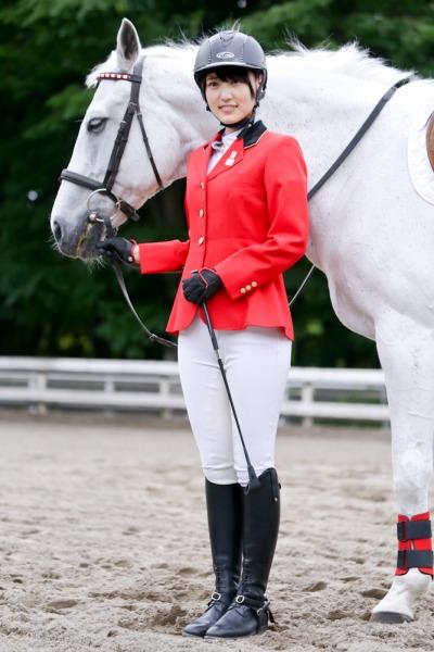欅坂46の菅井友香、馬術スペシャルアンバサダーに就任! 乗馬コスも披露