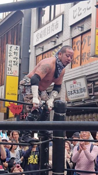 路上で熱狂! “デスマッチのカリスマ”葛西純が白昼の新宿三丁目にパールハーバースプラッシュ