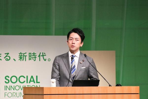 小泉進次郎環境相、第一子の未来案じ「海洋プラスチックゴミ」の撲滅訴える
