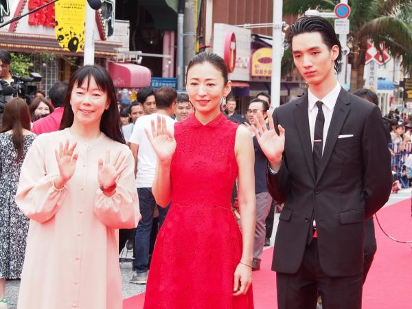 スター揃いのレッドカーペットで、一番人気はユーチューバー? 沖縄国際映画祭、受賞作決定!