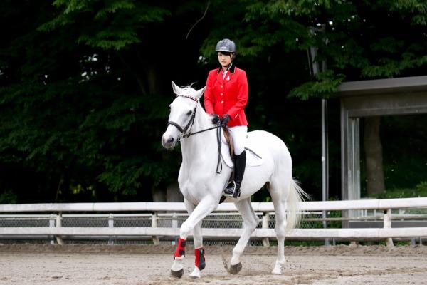 欅坂46の菅井友香、馬術スペシャルアンバサダーに就任! 乗馬コスも披露