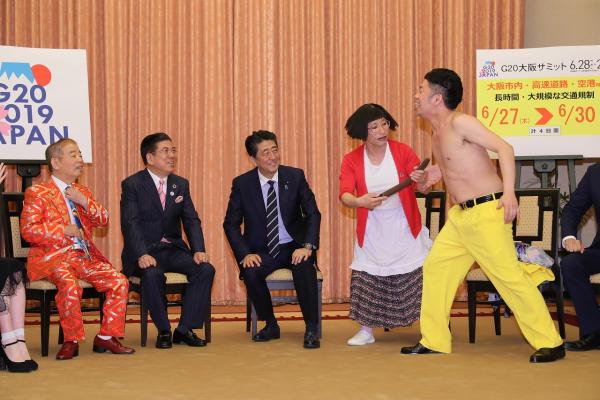 安倍首相、自身のモノマネ芸人に「複雑」 首相官邸によしもと軍団が襲来、伝統の“コケ芸”も披露