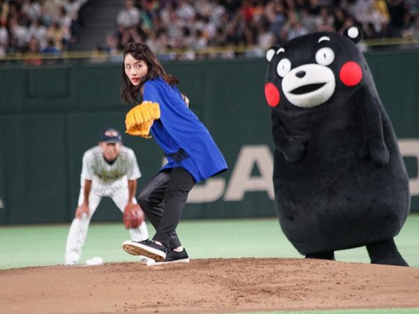 石原さとみ、『ドリームマッチ』始球式に登場 今年は番長直伝の「二段モーション」!