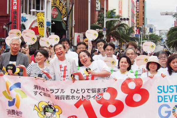 スター揃いのレッドカーペットで、一番人気はユーチューバー? 沖縄国際映画祭、受賞作決定!