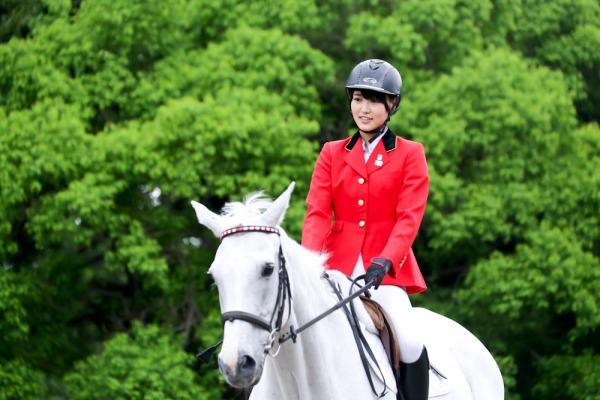 欅坂46の菅井友香、馬術スペシャルアンバサダーに就任! 乗馬コスも披露