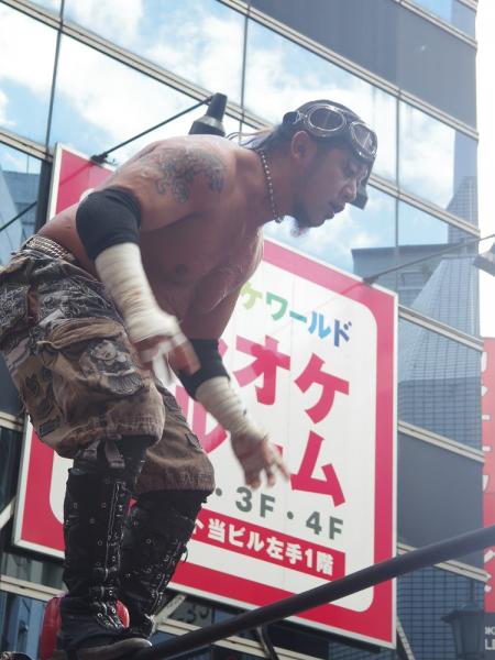 路上で熱狂! “デスマッチのカリスマ”葛西純が白昼の新宿三丁目にパールハーバースプラッシュ
