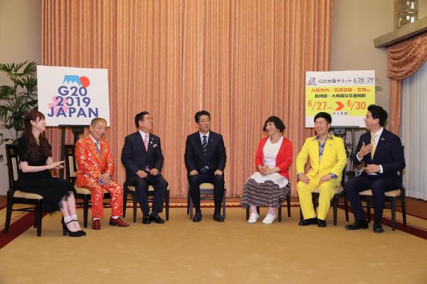 安倍首相、自身のモノマネ芸人に「複雑」 首相官邸によしもと軍団が襲来、伝統の“コケ芸”も披露