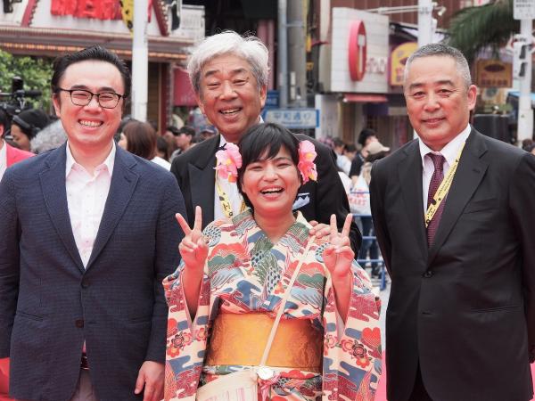 スター揃いのレッドカーペットで、一番人気はユーチューバー? 沖縄国際映画祭、受賞作決定!