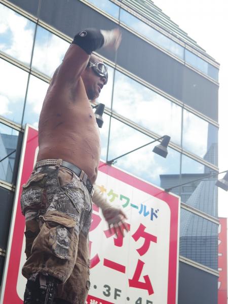 路上で熱狂! “デスマッチのカリスマ”葛西純が白昼の新宿三丁目にパールハーバースプラッシュ
