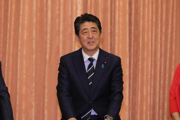 安倍首相、自身のモノマネ芸人に「複雑」 首相官邸によしもと軍団が襲来、伝統の“コケ芸”も披露